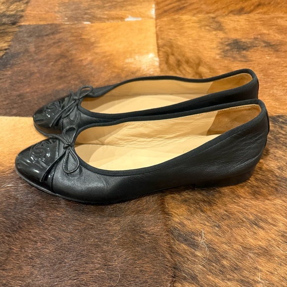Chanel Black Captoe CC Ballet Flats - Picture 3 of 9